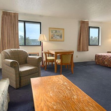 Super 8 Davenport Hotel Стая снимка