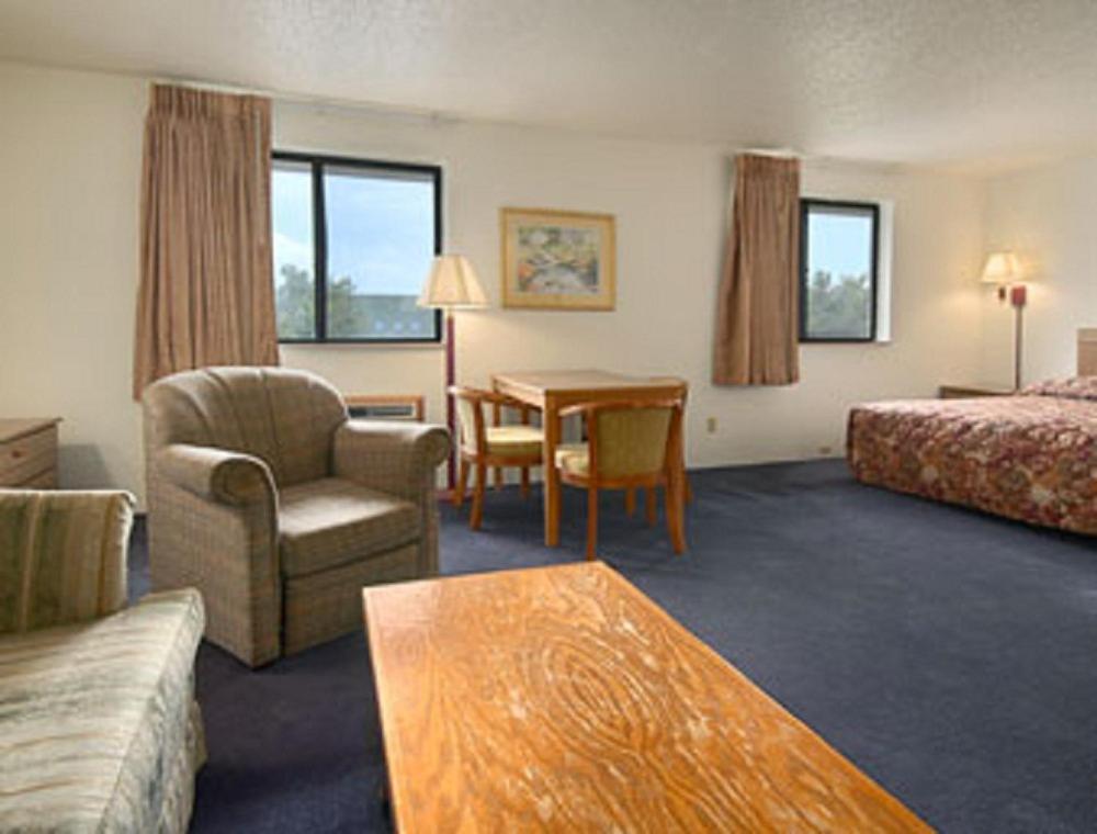 Super 8 Davenport Hotel Стая снимка
